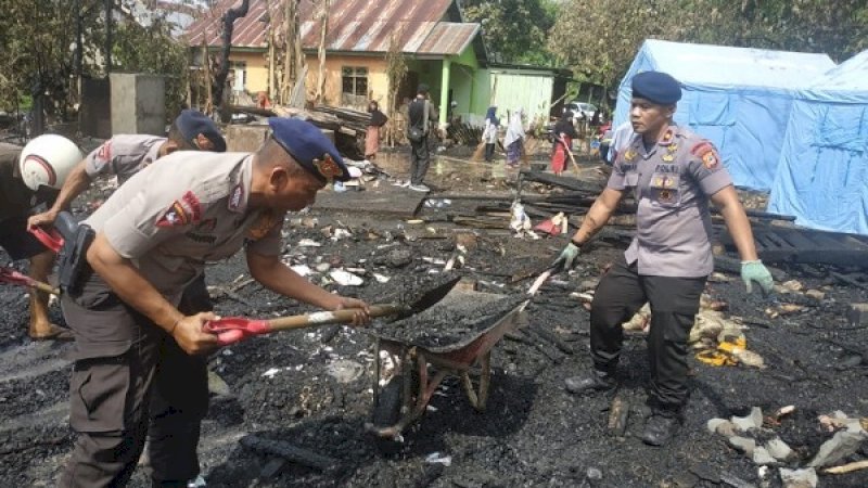 Rabu, 4 Desember 2019. Sebanyak 40 personel Yon C Pelopor Sat Brimob Polda Sulsel, bersama warga Lingkungan Pallengoreng Kelurahan Biru, Kecamatan Tanete Riattang, Kabupaten Bone, membersihkan puing rumah sisa-sisa kebakaran. Dipimpin Danyon C Pelopor Sat Brimob Polda Sulsel, Kompol Nurichsan.