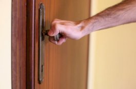 Gagal Lahirkan Bayi Laki-laki, Istri Diusir oleh Suami Beserta 6 Putrinya