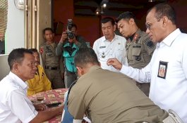 Kepsek Terciduk Ngopi di Warkop, ASN Lain Malah Ajak Petugas Selfi