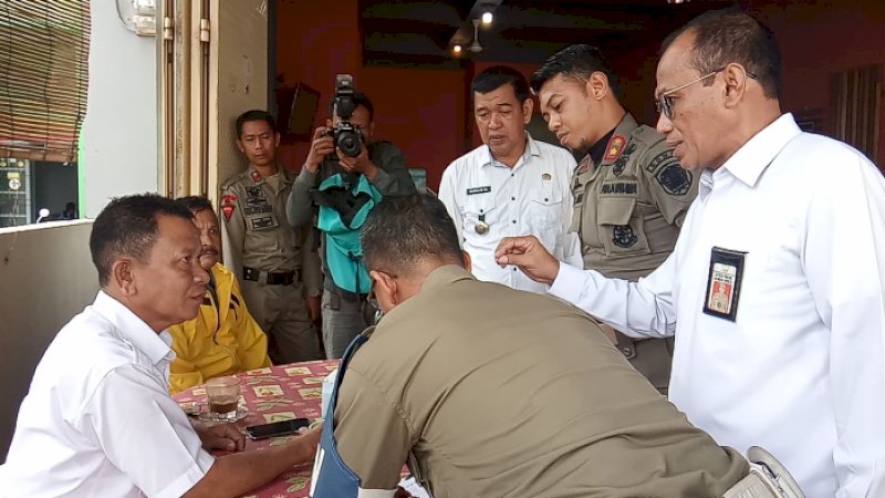 Kepsek Terciduk Ngopi di Warkop, ASN Lain Malah Ajak Petugas Selfi