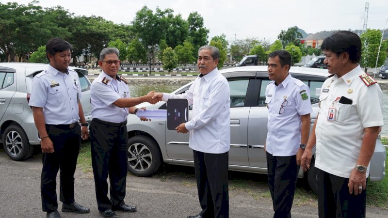 Bupati Sidrap Serahkan Mobil Operasional Desa dan Dokter Ahli