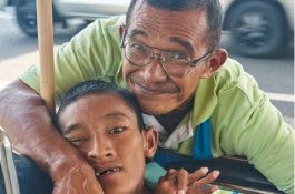 Kisah Penjual Es Serut Berjalan 6 Km Setiap Hari Demi Hidupi Putranya yang Cacat