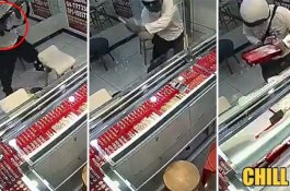 Perampok Emas Acungkan Senapan, Lalu Kapaki Kaca Konter, Pengunjung Asyik Merekam