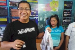 Geledah Rumah Janda Tiga Anak, Polisi Temukan Serbuk di Belakang Foto Keluarga