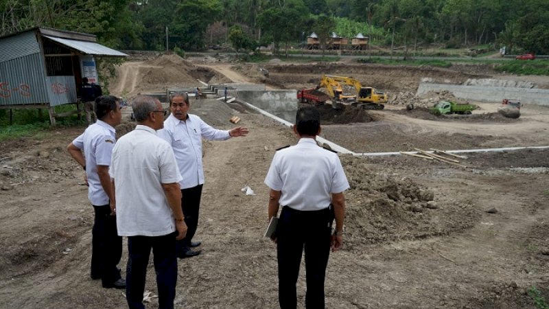 Bupati Sidrap H Dollah Mando kembali memantau progres pembangunan rest area yang terletak di Desa Lainungan Kecamatan Wattang Pulu, Rabu (4/12/2019).