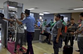 Dibungkus Kondom, Pria Ini Ketahuan Sembunyikan Emas 1 Kg di Dubur karena Cara Jalannya Aneh