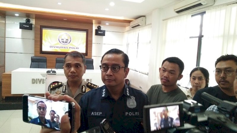 Kabagpenum Divisi Humas Mabes Polri, Kombes Pol Asep Adi Saputra, saat diwawancarai terkait penyanderaan Abu Sayyaf di Mabes Polri, Rabu (4/12/2019).