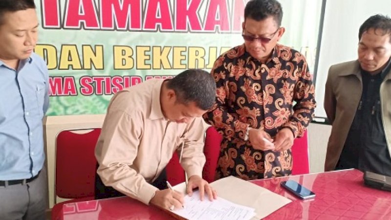 Proses penyerahan bantuan dari Bank Muamalat Cabang Bone, ke STISIP Sinjai.