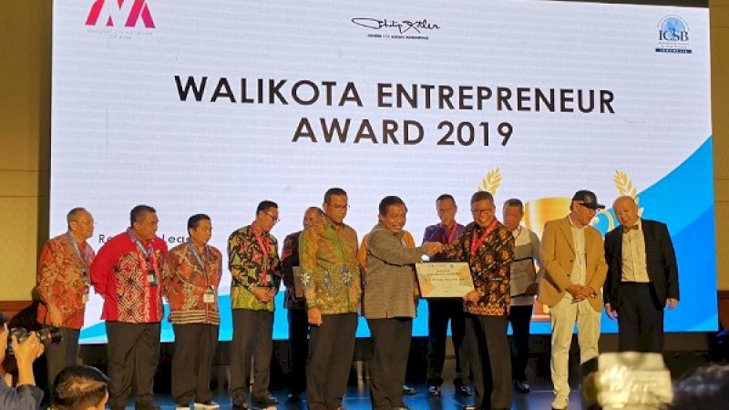 Wali Kota Parepare, Taufan Pawe, menerima penghargaan Wali Kota Entrepreneur Award 2019, di Ballroom 1C, Ritz Carlton Pacific Place, Komplek SCBD Jakarta, Rabu (4/12/2019).