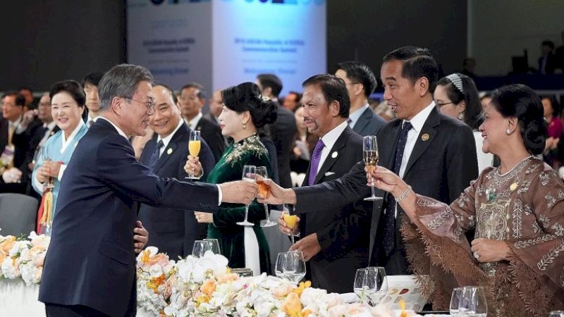 Presiden Joko Widodo bersulang dengan Presiden Korea Selatan Moon Jae-in (kiri) pada jamuan selamat datang di sean-Republic of Korea Commemorative Summit di Busan pekan lalu. (FOTO: EPA-EFE)
