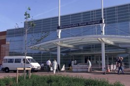 Pasien Meninggal Setelah Dipaksa Menunggu Satu Jam di Luar Rumah Sakit