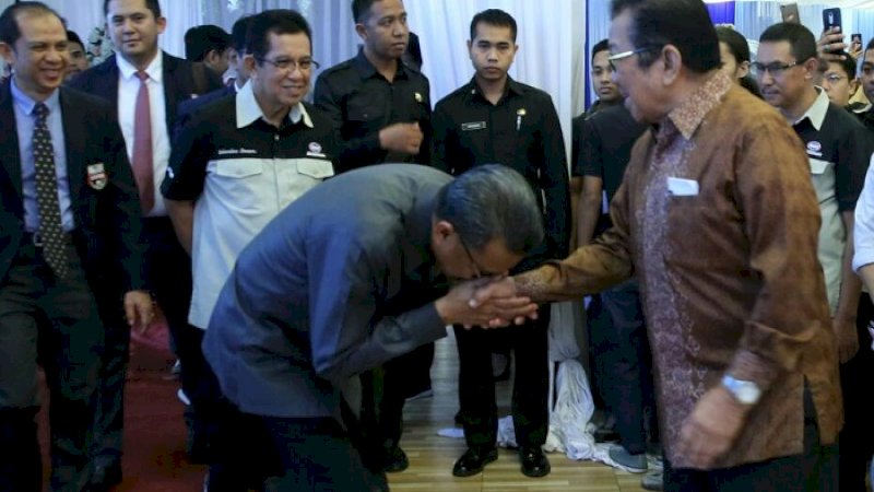 Gubernur Sulsel Nurdin Abdullah mencium tangan Aksa Mahmud beberapa waktu lalu.