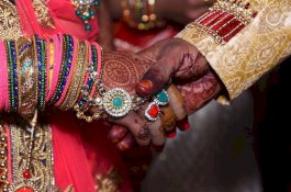 Di Tengah Perjalanan Menuju Rumah Wanita, Pengantin Pria Singgah Berdemo