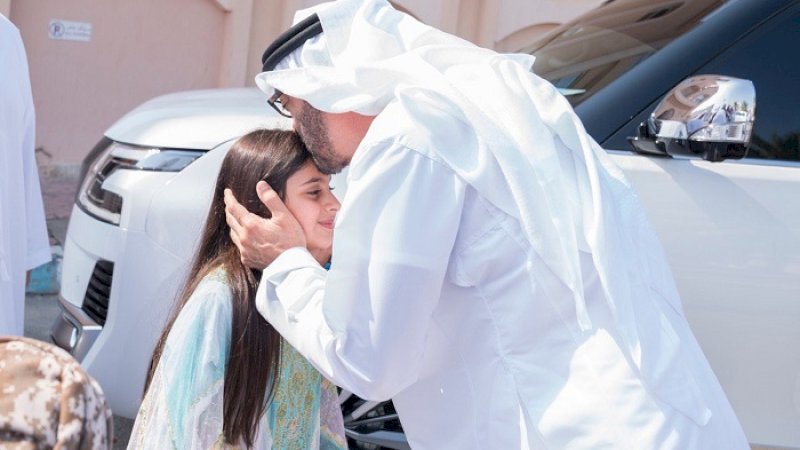 Sheikh Abdullah bin Zayed mencium kening Ayesha Mohammed Mushait Al Mazrouei 