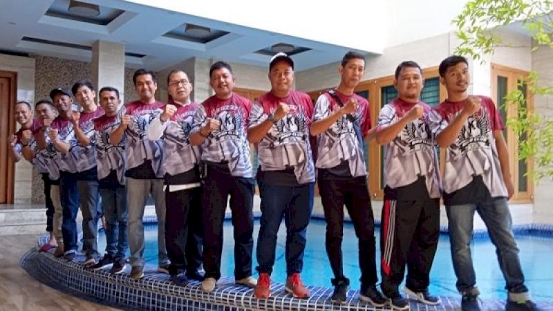 Danny Pomanto (ketujuh dari kiri), bersama panitai dari Celebes Bird Club.