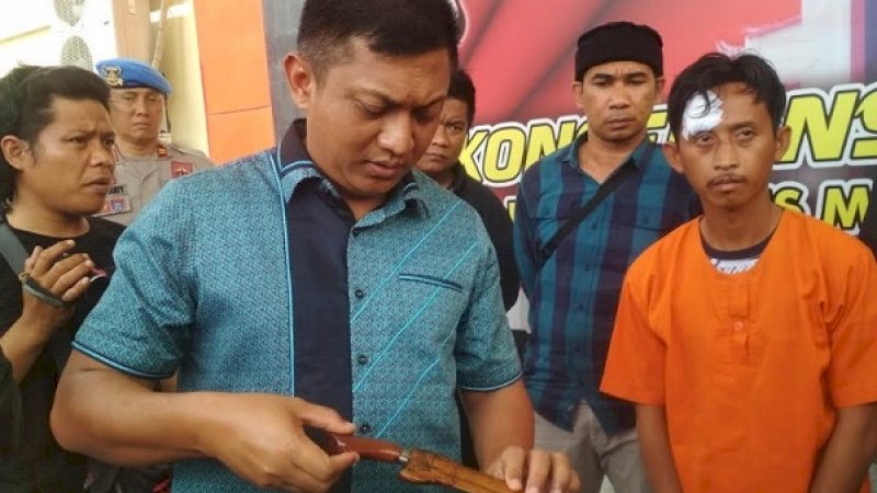 M Nasir (kanan), saat dihadirkan dalam pres rilis di Mapolrestabes Makassar. Juga barang bukti badik yang dipakai menikam.