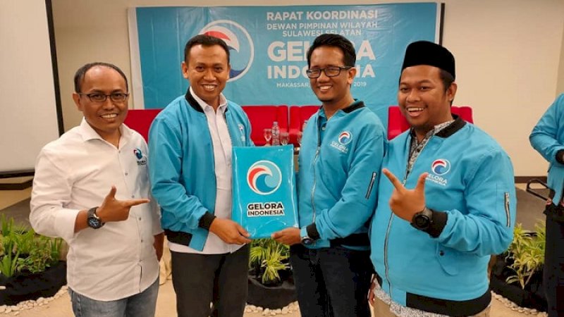 Ketua DPW Partai Gelora Indonesia, Syamsari Kitta (kedua kanan) dan Sekretaris Mudzakkir Ali Djamil (paling kiri).