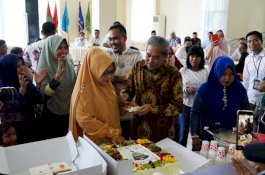 Usai Surprise dari Rektor Unhas, Dollah Mando Kembali Dapat Kejutan Ultah di Kantornya