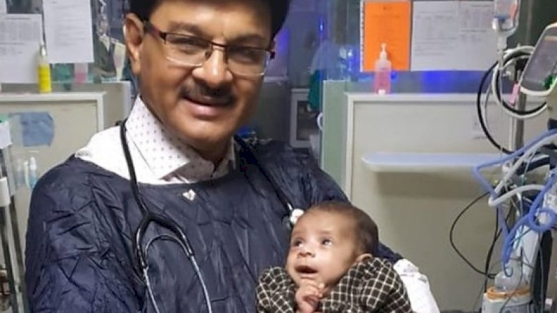 Dr Ravi Khanna bersama bayi yang dikubur hidup-hidup
