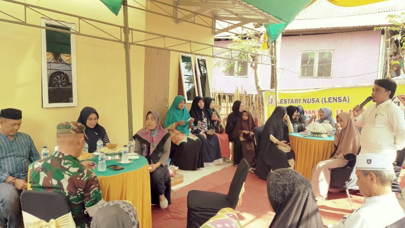 Group WA Muslimah Berbagi Bedah Rumah Warga Miskin di Jeneponto