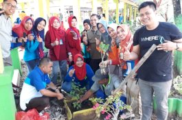 Menuju Green Hospital, RSUD Batara Siang Pangkep Tanam Bunga Serentak