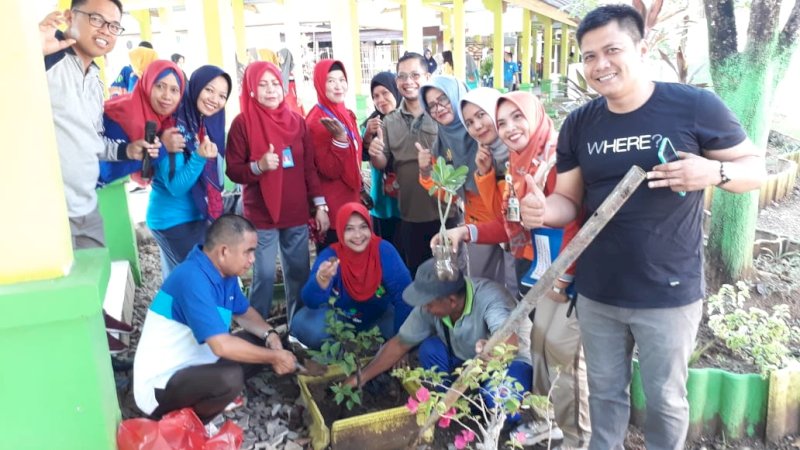 Menuju Green Hospital, RSUD Batara Siang Pangkep Tanam Bunga Serentak