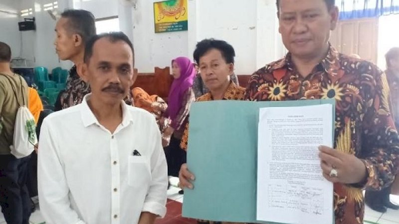 Guru, kepala sekolah, dan pengurus DPD II PGRI Kota Parepare menandatangani pernyataan tidak lagi mempercayai kepengurusan organisasi tersebut.