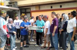 Jelang Natal, Karyawan Phinisi Hospitality Indonesia Bersih-bersih Gereja