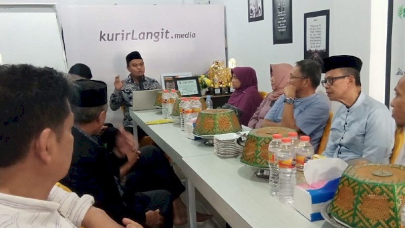 Guru besar dan BKM Masjid Nurul Ilmi Universitas Negeri Makassar (UNM), berkunjung ke Masjid Kurir Langit. Rombongan dipimpin Prof. Asfah Rahman.