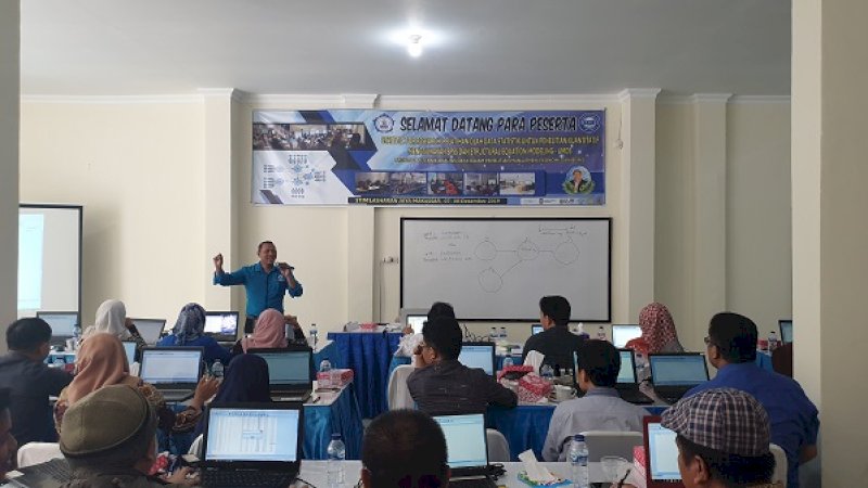 Muh. Amsal S, saat memberikan materi pada Workshop Pengolahan Data Statistik untuk penelitian Kuantitatif di STIEM Lasharan, Sabtu, (7/12/2019).