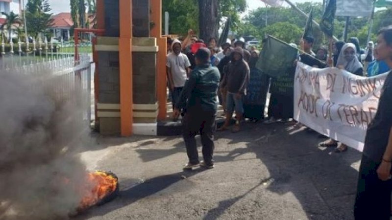 Petugas kebersihan bersama mahasiswa HIPMI Pare, menggelar aksi demo di depan Kantor Wali Kota Parepare.