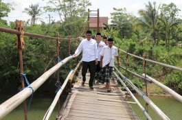 Bupati Barru Tinjau Kerusakan Jembatan Gantung Desa Lempang