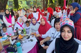 Dihadiri Kapolda dan Wagub, Jalan Sehat Hari Ibu yang Digelar PKK Berlangsung Semarak
