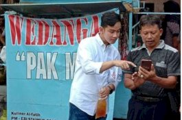 Intip Gaya Gibran Rakabuming, Anak Jokowi yang Beli Es Teh Plastik