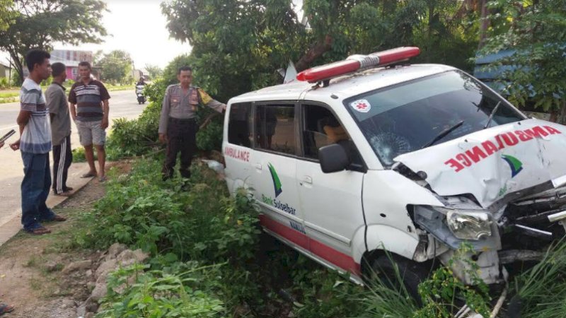 Dua orang warga Barru tewas ditabrak ambulans Mamuju, Sulawesi Barat. Korban bernama Sulaiman (21) dan Puang Juma (62). 