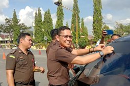 Peringati Harkodia, Kajari Jeneponto Pasang Stiker Antikorupsi ke Kendaraan yang Melintas