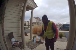 Video Viral, Kebaikan Perempuan Konsumen Online Ini Bikin Kurir Joget Penuh Bahagia