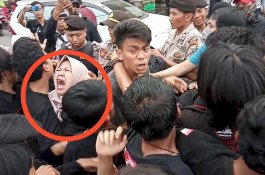 Unjuk Rasa di Batas Kota Gowa, 1 Orang Perempuan Dilarikan ke RS