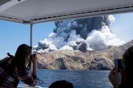 Gunung Selandia Baru Meletus, Lima Tewas, 8 Hilang