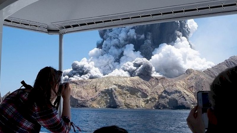 Seorang turis memotret letusan di Gunung Selandia Baru.
