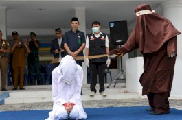 Nyabu Bareng Anggota TNI di Kamar Hotel, Wanita Cantik Dihukum Cambuk