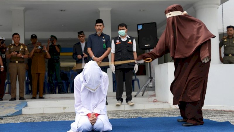 Perempuan berinisial LVY dicambuk. Foto/Antara.