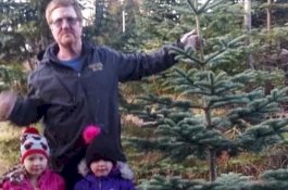 Balita Kembar Berhasil Keluar dari Mobil Terjatuh yang Menewaskan Ayahnya