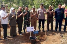Hari Juang TNI AD, Wakil Bupati dan Dandim 1409 Gowa Tanam Pohon