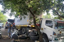 Dihantam Bis, Truk Tronton Seruduk Rumah Warga di Pangkep