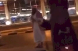 Jalan-Jalan Tanpa Cadar, Perempuan Saudi Ini Menjerit Dilempari Sandal