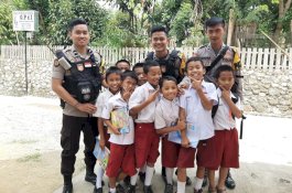 Girang, Pelajar SD di Tator Minta Foto dengan Anggota Sabhara