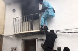 Dramatis, Pedagang Kaki Lima Selamatkan Orang Berkursi Roda di Apartemen yang Terbakar