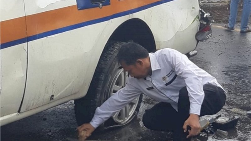 Ambulans RSUD Lasirang Pinrang, kecelakaan tunggal di Pangkep, kemarin.