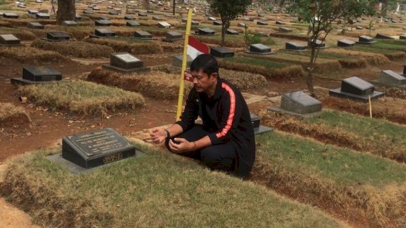 Indra Sjafri berziarah ke makam ibundanya di Pekanbaru, Riau.